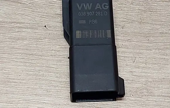 Volkswagen Tiguan Glow plug pre-heat relay 038907281D 0281003038