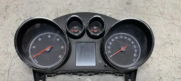 Opel Zafira C Speedometer (instrument cluster) 13433776