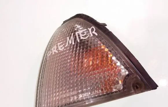 Nissan Primera Front indicator light 21024548