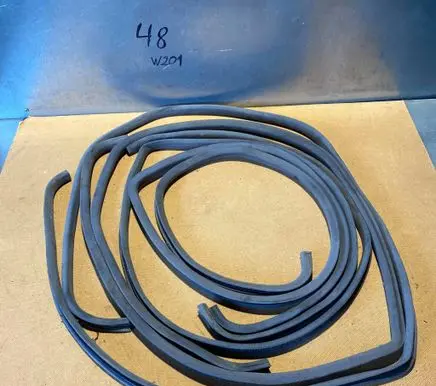 Mercedes-Benz 190 W201 Front door rubber seal 