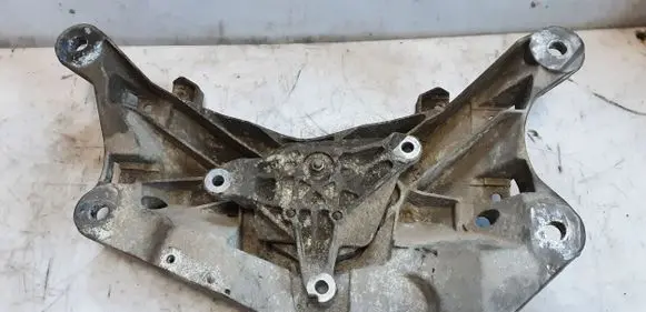 Gearbox mounting bracket