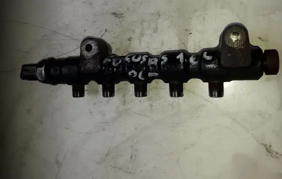 Ford Focus Fuel distributor 9654592680