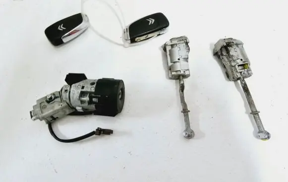 Citroen DS4 Coupe door lock (next to the handle) 