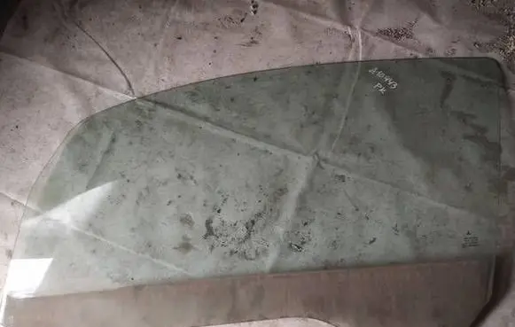 Mitsubishi Colt Front door window glass four-door as2