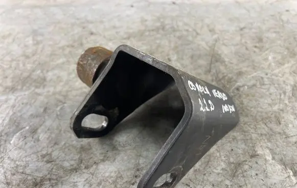 Toyota Corolla Verso AR10 Engine mounting bracket