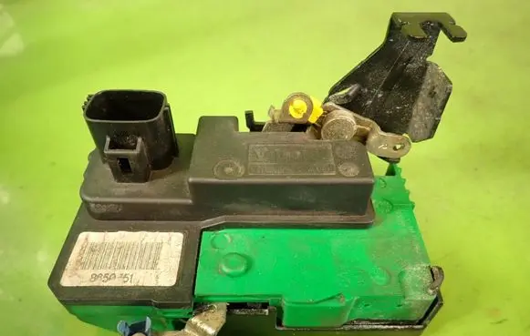 Volvo XC70 Front door lock 8650551 7PIN
