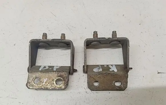 Nissan Primera Tailgate/trunk/boot hinge ES78