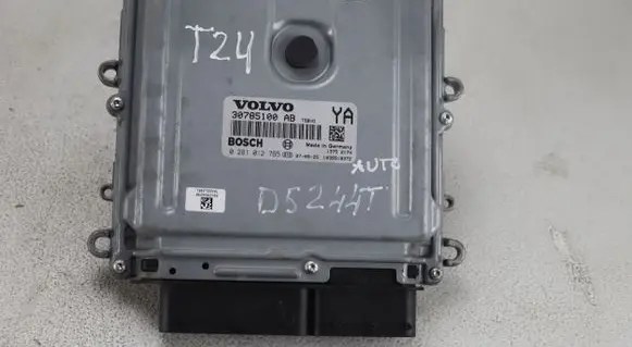 Volvo V70 Engine control unit/module 30785100AB 30785100 0281012765