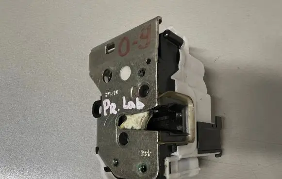 Opel Combo D Front door lock 519750790