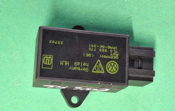Volkswagen Golf V Seat heating relay 7L0959772 33703