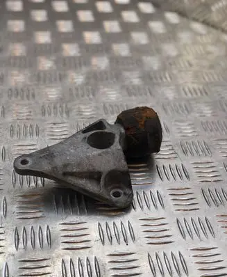 Audi A4 S4 B7 8E 8H Engine mounting bracket 8E0199343
