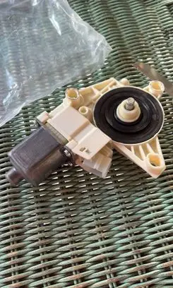 Mercedes-Benz GLK (X204) Front door window regulator motor A2129066702