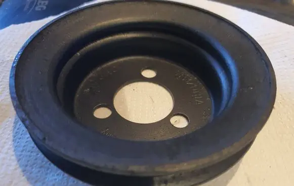 Volkswagen Golf II Water pump pulley 037121031A