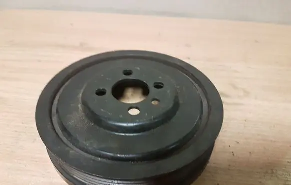 Volkswagen PASSAT B7 Crankshaft pulley 03G105243