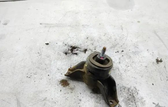 KIA Sportage Engine mount bracket 218152Y600