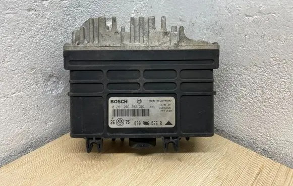 Volkswagen Golf III Engine control unit/module 030906026R 0261203302303
