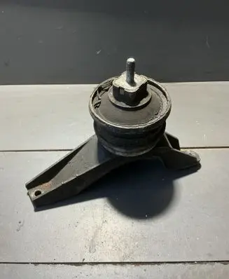 BMW 5 E39 Engine mounting bracket 1096079