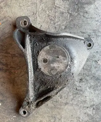 BMW 5 E39 Engine mounting bracket 1096080