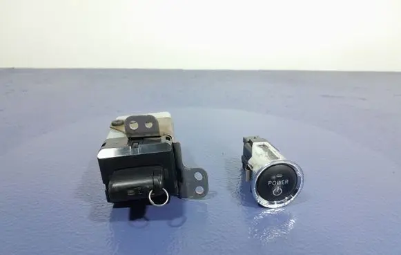 Toyota Prius (NHW20) Ignition lock 626399-000