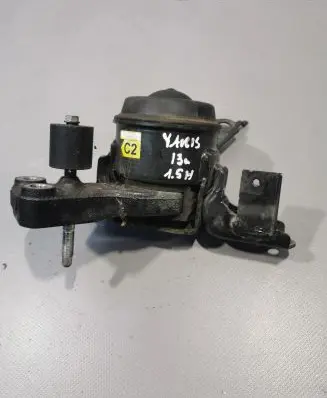 Toyota Yaris Engine mount bracket