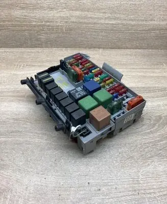 Opel Vectra B Fuse module 90504534