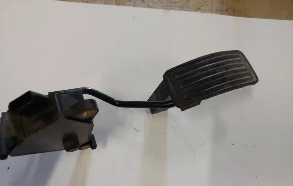 Nissan X-Trail T31 Accelerator throttle pedal 00135 3257B