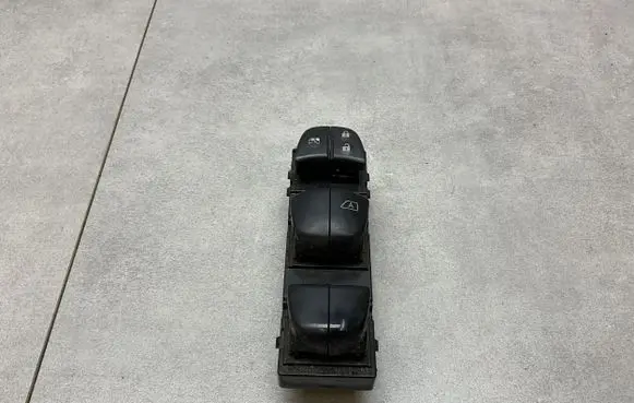 Nissan Qashqai Electric window control switch