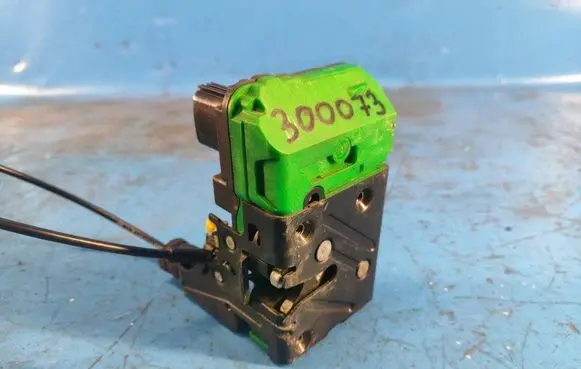 Volvo XC90 Front door lock 30699748