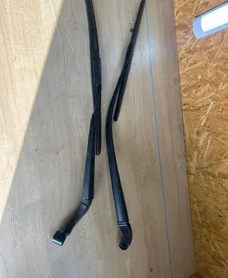 Mazda CX-3 Front wiper blade arm