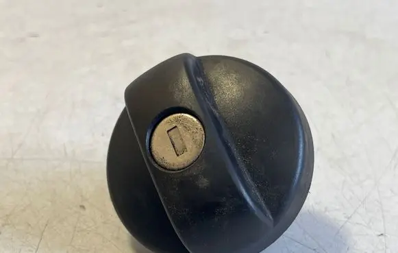 Opel Vivaro Fuel tank filler cap