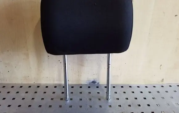 Volkswagen PASSAT B7 Front seat headrest 