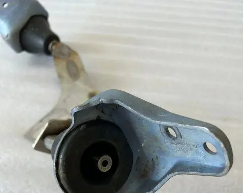 Volkswagen Transporter - Caravelle T7 Muffler mount bracket/holder 7LA253463M 2N0253144