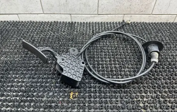 Citroen DS5 Engine bonnet (hood) release handle 