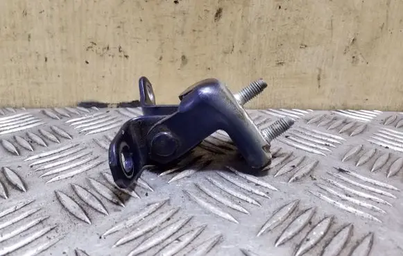 Toyota Avensis T220 Rear door upper hinge