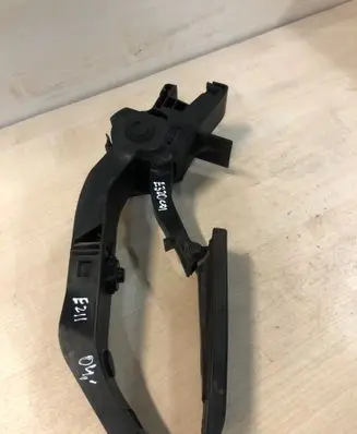 Mercedes-Benz E W211 Accelerator throttle pedal A2113000404