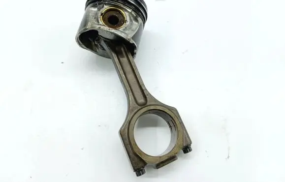 KIA Carens II Piston with connecting rod