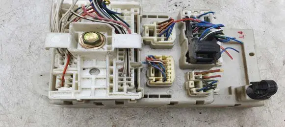 Toyota RAV 4 (XA20) Fuse module 3G070182 827334200