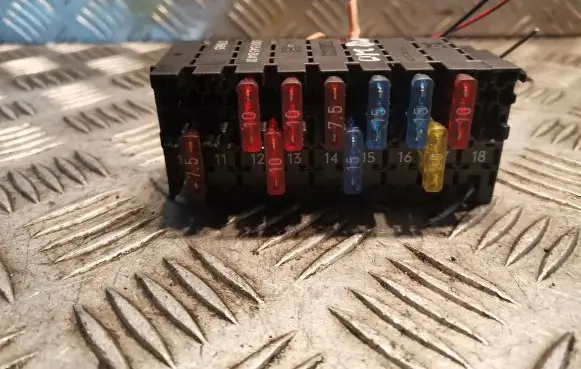 Mercedes-Benz E W210 Fuse box set 0015458401