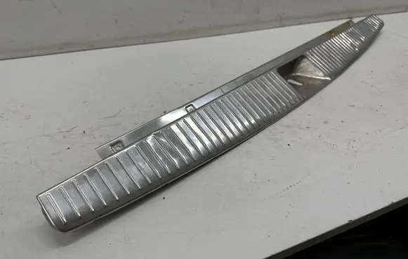 Trunk/boot sill cover protection