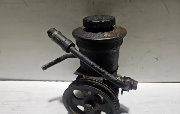Toyota Avensis T250 Power steering pump 