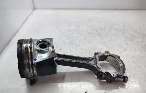Nissan X-Trail T30 Piston with connecting rod