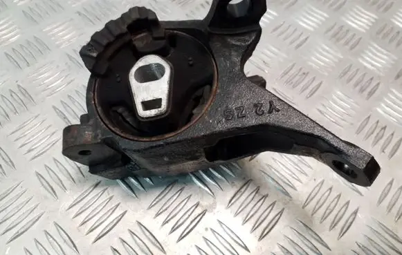 Mazda 6 Engine mount bracket K1442