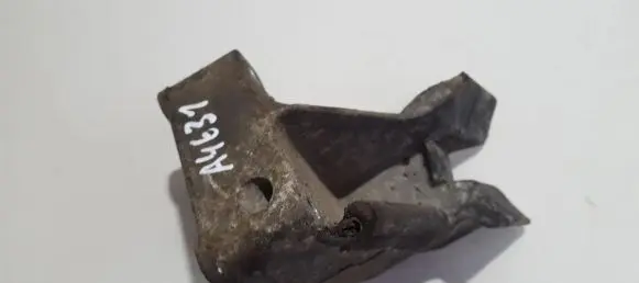 Engine mounting bracket