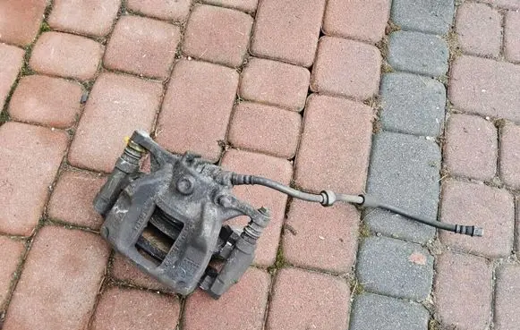 Renault Trafic III (X82) Front brake caliper 38TYS