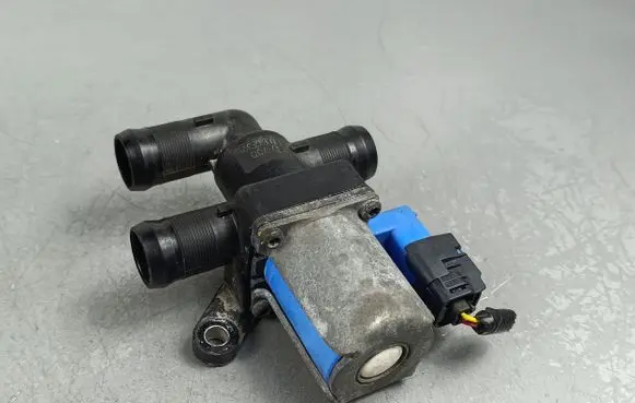 Renault Arkana Coolant heater control valve 212301538R