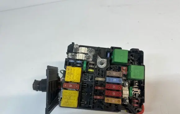 Peugeot 308 SW Fuse module 9804848580