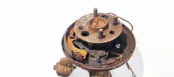 Toyota Corolla E90 Rear wheel hub