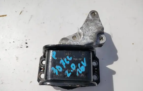 Peugeot 307 CC Engine mounting bracket 