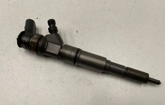 BMW 5 E60 E61 Fuel injector 0445110212