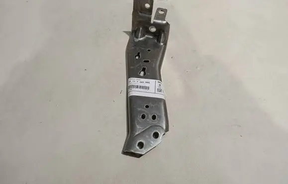 BMW 1 F40 Radiator mount bracket 7301585
